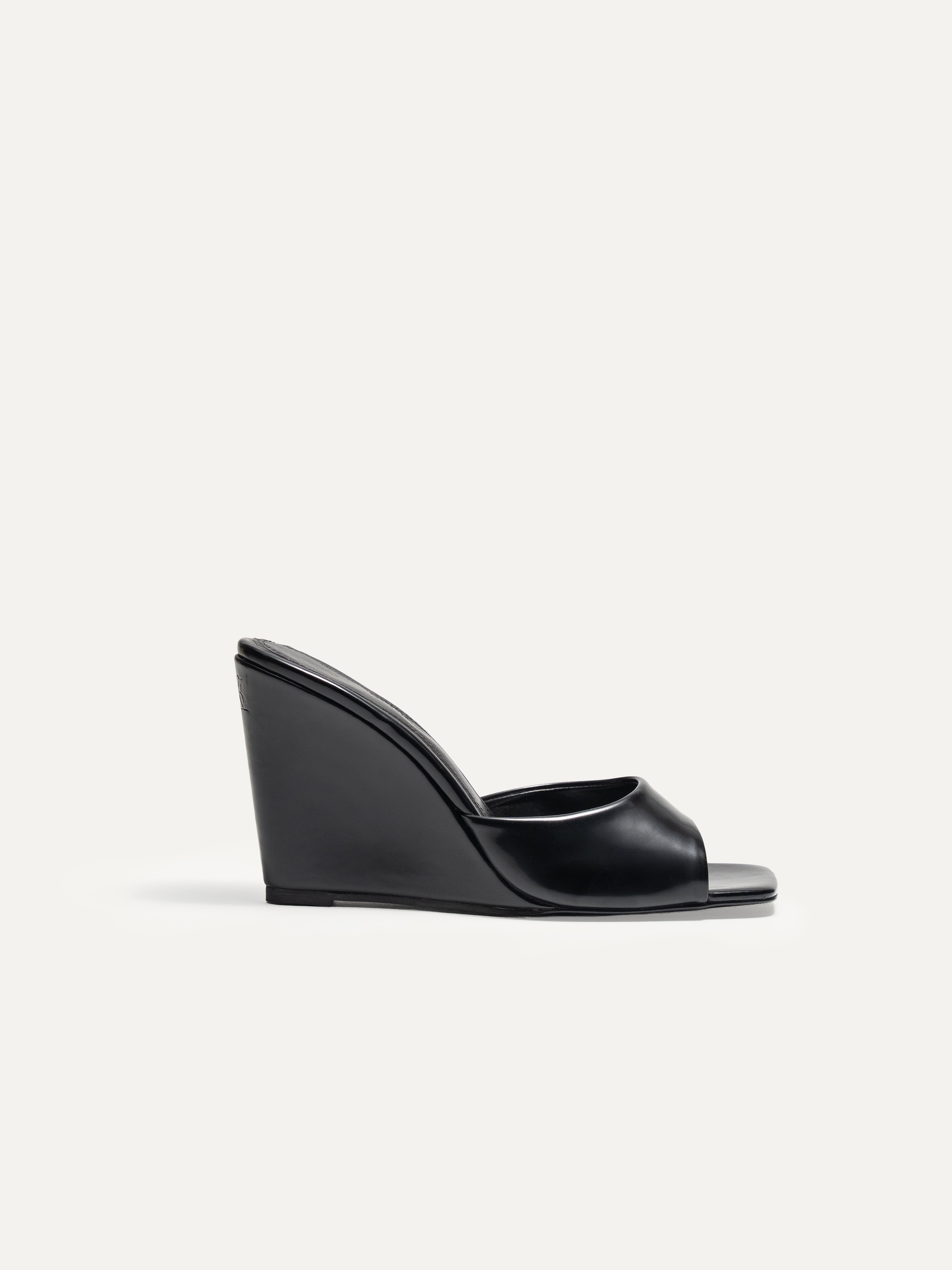BIKKOU 1AM TOO PRETTY TO LEAVE BLACK vegan wedge heel side view